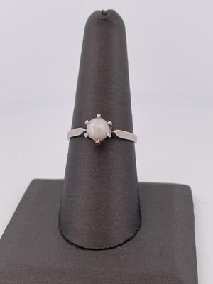 10k White Gold Pearl Ring/ Size 8/ 2.4g