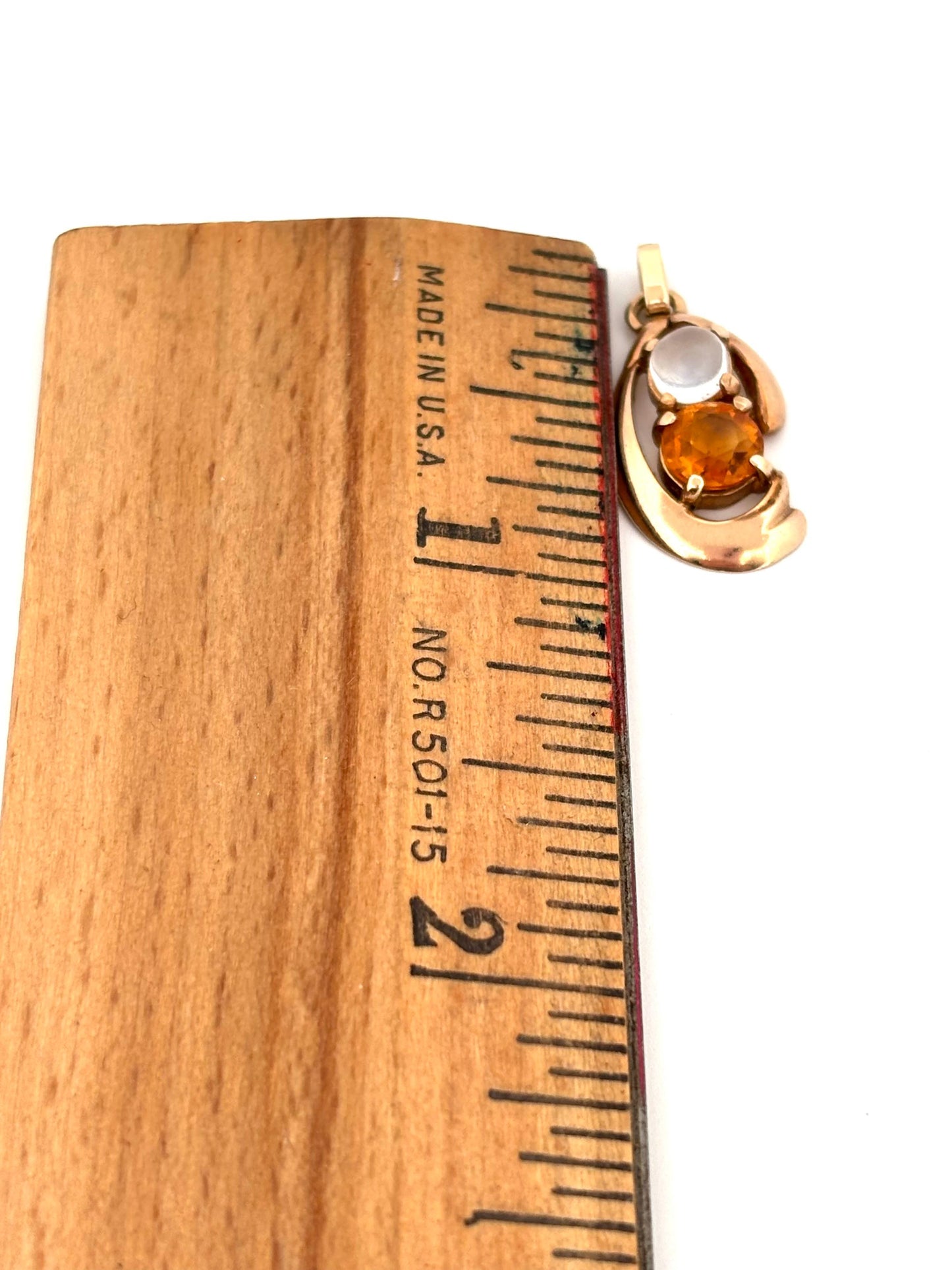 Small Round Cut Citrine & Moonstone Swirled 14K Yellow Gold Necklace Pendant