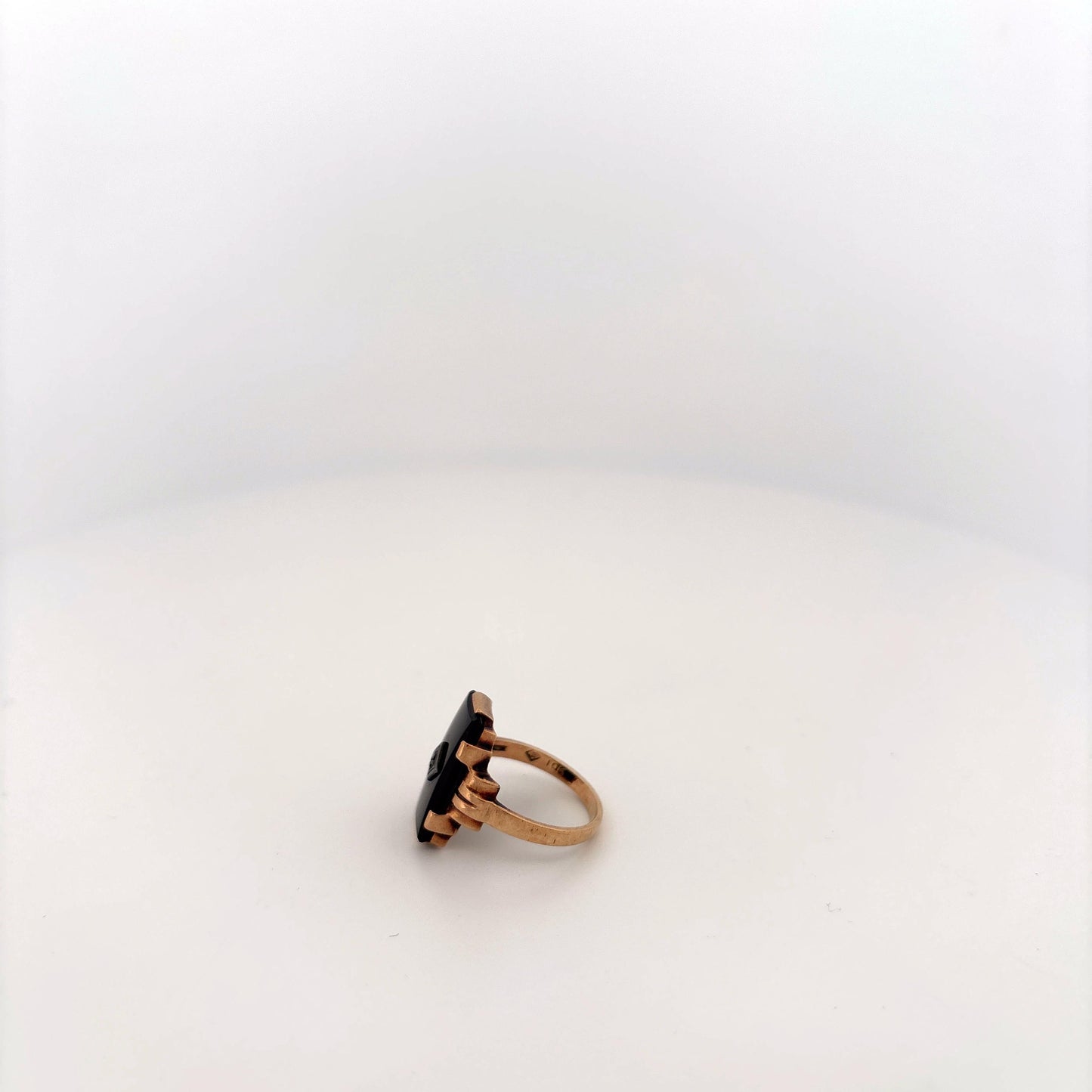 10K Rectangle Onyx with Diamond in Middle Ring